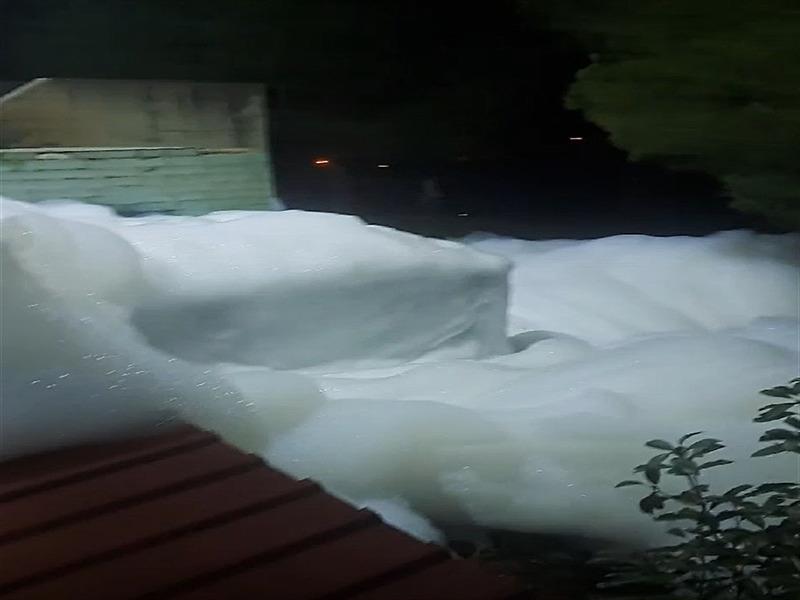 Yalova'da içme suyu arıtma tesisinde oluşan köpüklenme nedeniyle başlatılan soruşturma kapsamında tutuklanan köy muhtarı Yüksel T.'nin aracının Kurtköy Deresi çevresinde görüldüğü anların kamera görüntüsü ortaya çıktı. (Fotoğraf: DHA)