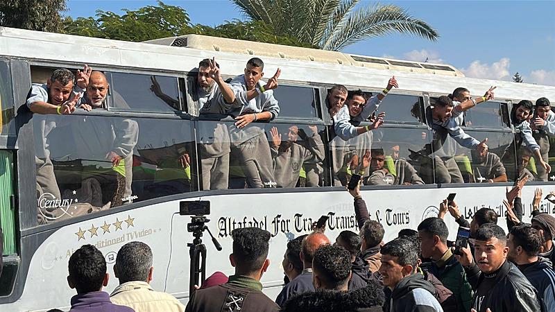 İsrail, Gazze'de ateşkes anlaşması kapsamında yapılan dördüncü rehine takasında Filistinli esirleri serbest bıraktı