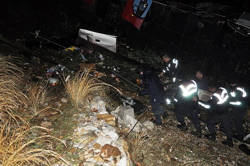 Antalya'da yolcu otobüsü uçurumdan yuvarlandı.  (DHA)