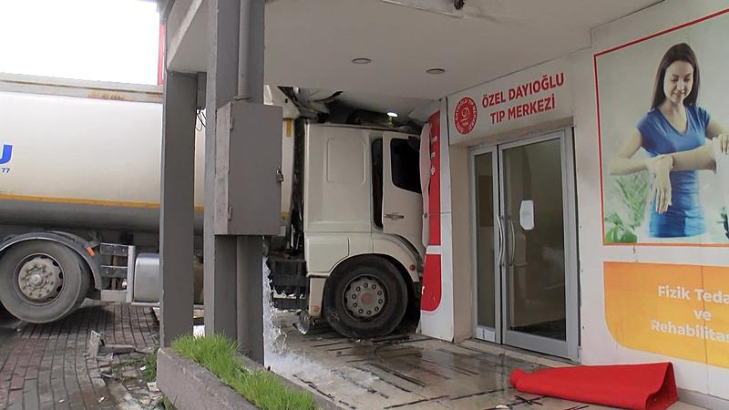 Başakşehir'de su tankeri tıp merkezine girdi. (DHA)