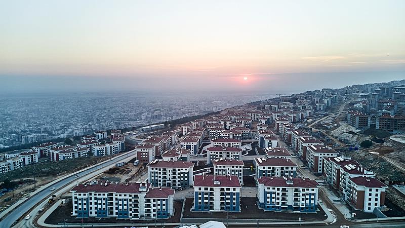 Çevre, Şehircilik ve İklim Değişikliği Bakanlığınca TOKİ koordinesinde, Emlak Konut GYO ve Yapı işleri Genel Müdürlüğünce, Adıyaman'da 27 bin 433 konut ve 3 bin 973 köy evi olmak üzere toplam 31 bin 406 konut teslim edildi. 