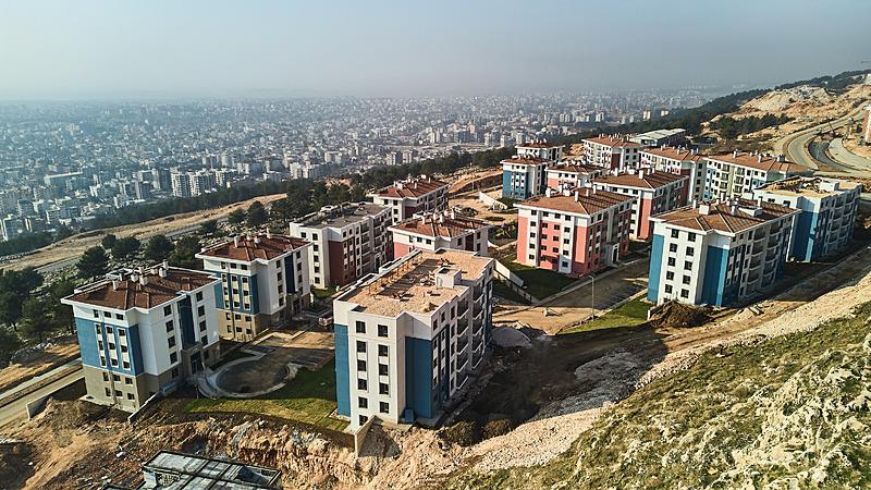 Çevre, Şehircilik ve İklim Değişikliği Bakanlığınca TOKİ koordinesinde, Emlak Konut GYO ve Yapı işleri Genel Müdürlüğünce, Adıyaman'da 27 bin 433 konut ve 3 bin 973 köy evi olmak üzere toplam 31 bin 406 konut teslim edildi. 