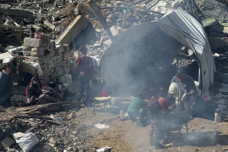 Gazzeliler İsrail'in bıraktığı enkazda hayata tutunmaya çalışıyor, AA