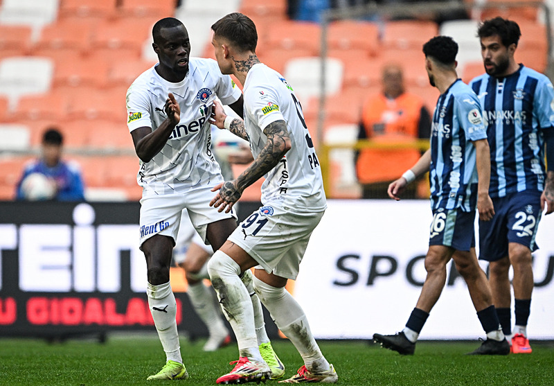 Mamadou Fall (solda) ve Kamil Piatkowski (AA)