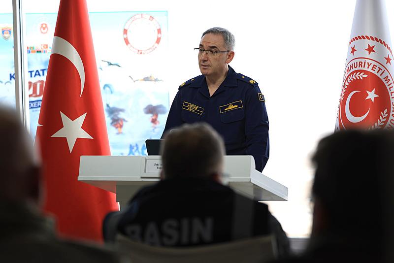 Milli Savunma Bakanlığı (MSB) Basın-Halkla İlişkiler Müşaviri ve Bakanlık Sözcüsü Tuğamiral Zeki Aktürk, Kış Tatbikatı-2025 dolayısıyla Kars'ta düzenlenen haftalık basın bilgilendirme toplantısında konuştu (Fotoğraf: AA)