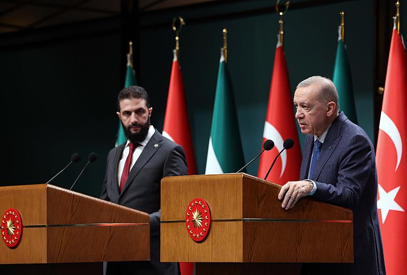 Başkan Recep Tayyip Erdoğan, Suriye Cumhurbaşkanı Ahmed Şara ile Cumhurbaşkanlığı Külliyesi'nde baş başa yaptıkları görüşme ve heyetlerin bir araya gelmesinin ardından ortak basın toplantısı düzenledi (Fotoğraf: AA)