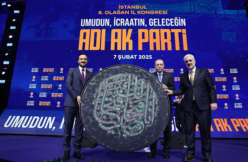 Başkan Erdoğan'ın katıldığı İstanbul İl Kongresi'nde Osman Nuri Kabaktepe AK Parti İstanbul İl Başkanlığı görevini Abdullah Özdemir'e devretti (Fotoğraf: AA)