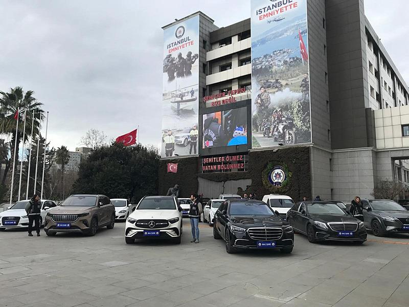 Operasyonda ele geçirilen araçlar.  (İHA)