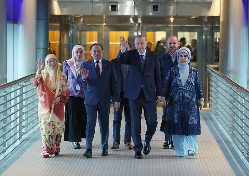 Başkan Erdoğan, Malezya'da Petronas İkiz Kulelerini ziyaret etti. (Fotoğraf: AA)