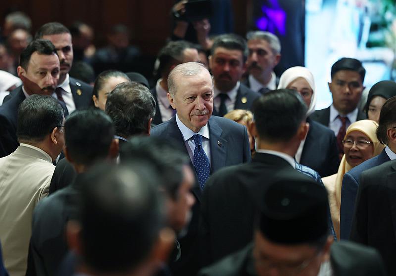 Başkan Recep Tayyip Erdoğan, resmi temaslarda bulunmak üzere geldiği Malezya'nın başkenti Kuala Lumpur'da, Yeni Yüzyılda Türkiye-Malezya Stratejik İşbirliği toplantısına katıldı. (AA)