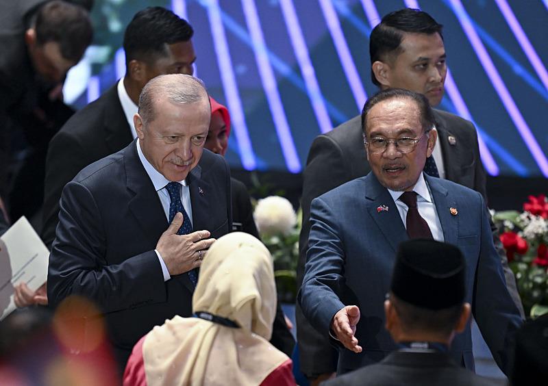 Başkan Recep Tayyip Erdoğan, resmi temaslarda bulunmak üzere geldiği Malezya'nın başkenti Kuala Lumpur'da, Yeni Yüzyılda Türkiye-Malezya Stratejik İşbirliği toplantısına katıldı. (AA)