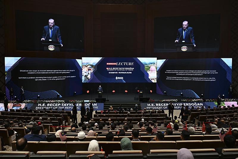 Başkan Recep Tayyip Erdoğan, resmi temaslarda bulunmak üzere geldiği Malezya'nın başkenti Kuala Lumpur'da, Yeni Yüzyılda Türkiye-Malezya Stratejik İşbirliği toplantısına katıldı. (AA)