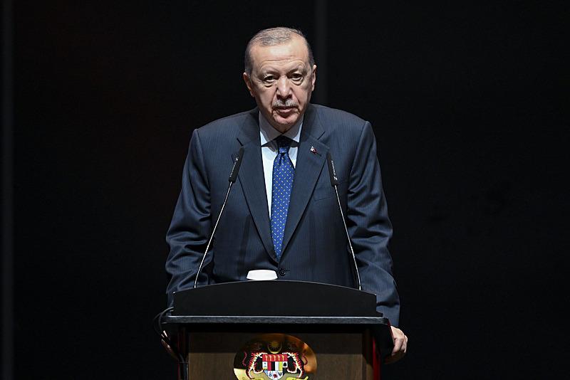 Başkan Recep Tayyip Erdoğan, resmi temaslarda bulunmak üzere geldiği Malezya'nın başkenti Kuala Lumpur'da, Yeni Yüzyılda Türkiye-Malezya Stratejik İşbirliği toplantısına katıldı. (AA)