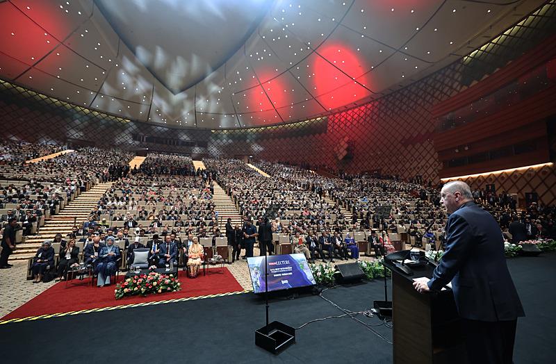 Başkan Recep Tayyip Erdoğan, resmi temaslarda bulunmak üzere geldiği Malezya'nın başkenti Kuala Lumpur'da, Yeni Yüzyılda Türkiye-Malezya Stratejik İşbirliği toplantısına katıldı. (AA)