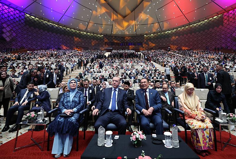 Başkan Recep Tayyip Erdoğan, resmi temaslarda bulunmak üzere geldiği Malezya'nın başkenti Kuala Lumpur'da, Yeni Yüzyılda Türkiye-Malezya Stratejik İşbirliği toplantısına katıldı. (AA)