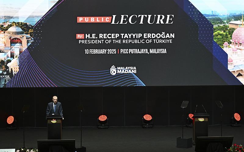 Başkan Recep Tayyip Erdoğan, resmi temaslarda bulunmak üzere geldiği Malezya'nın başkenti Kuala Lumpur'da, Yeni Yüzyılda Türkiye-Malezya Stratejik İşbirliği toplantısına katıldı. (AA)