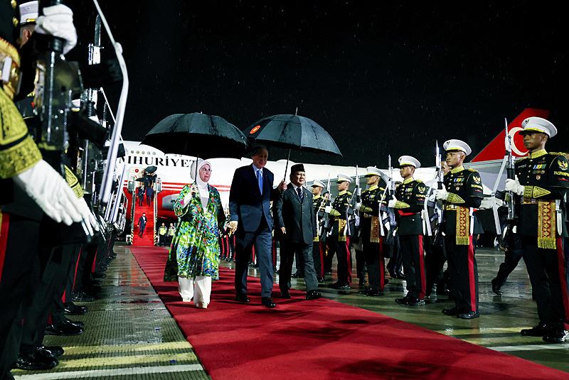 Başkan Erdoğan ve eşi Emine Erdoğan, Endonezya Devlet Başkanı Prabowo Subianto tarafından resmi törenle karşılandı (Fotoğraf: AA)