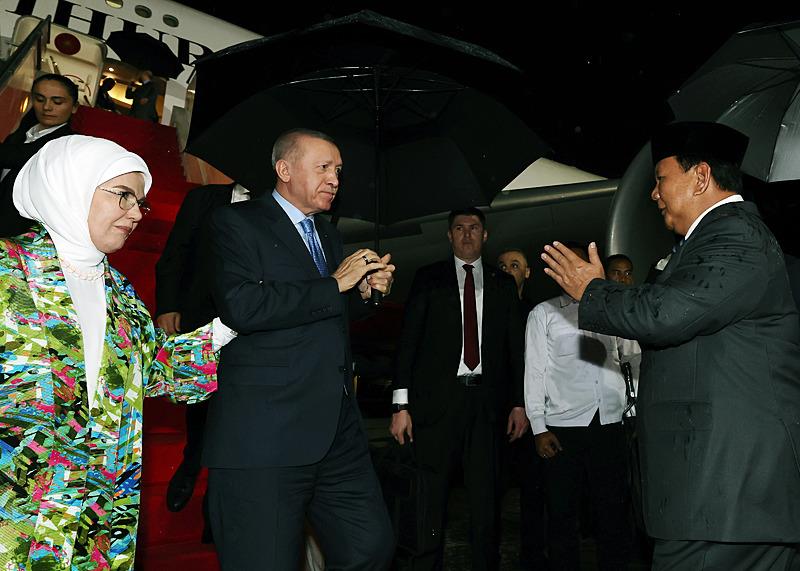 Başkan Erdoğan ve eşi Emine Erdoğan, Endonezya Devlet Başkanı Prabowo Subianto tarafından resmi törenle karşılandı (Fotoğraf: AA)