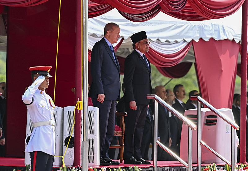 Erdoğan, ziyaretin ilk durağı olan Malezya'da resmi törenle karşılandı. (AA)