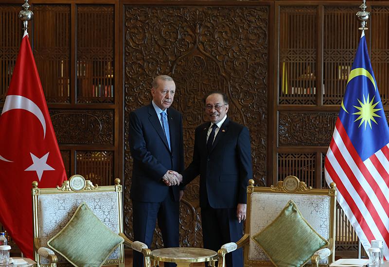 Erdoğan (solda), resmi temaslarda bulunmak üzere geldiği Malezya'da, Malezya Başbakanı Enver İbrahim (sağda) ile bir araya geldi. (AA)