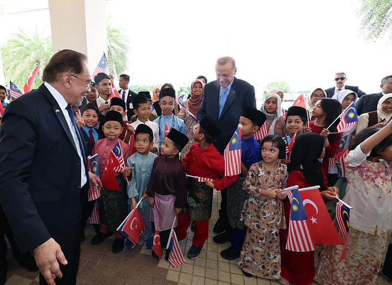 Başkan Erdoğan'a Malezyalı çocuklar ile bir araya geldi. (AA)