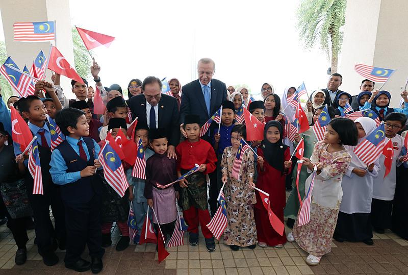 Başkan Erdoğan'a Malezyalı çocuklar ile bir araya geldi. (AA)