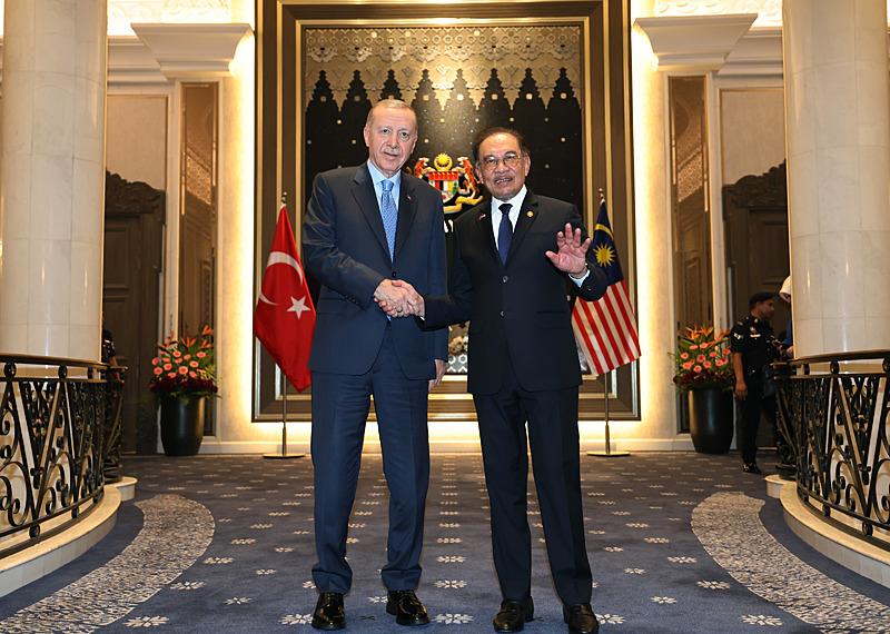 Başkan Erdoğan ve Enver İbrahim. (AA)