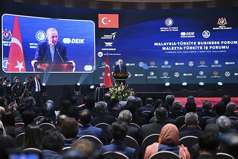 Başkan Malezya'da düzenlenen, Malezya-Türkiye İş Forumu kapanış programına katılarak konuşma yaptı (Fotoğraf: AA)