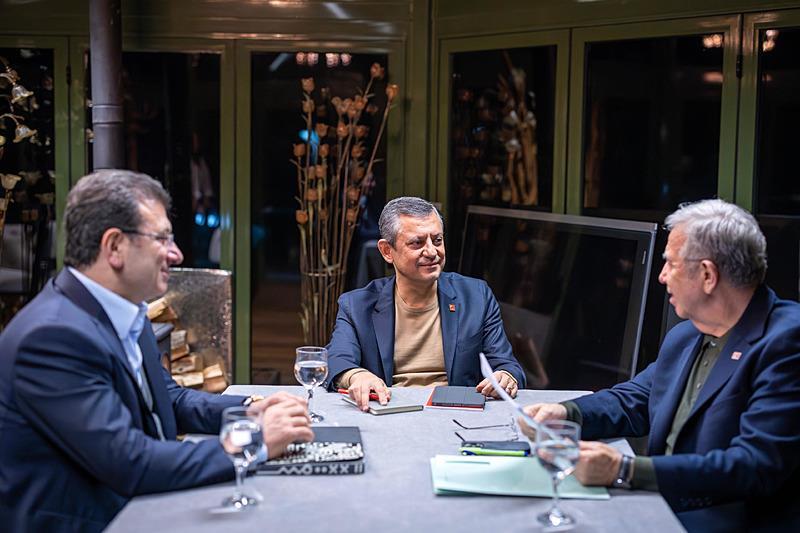 İmamoğlu'na yakın isimler ʺSüreç başladıʺ deyip daha yoklamaya girmeden İmamoğlu'nun adaylığını ilan etti (Takvim.com.tr)