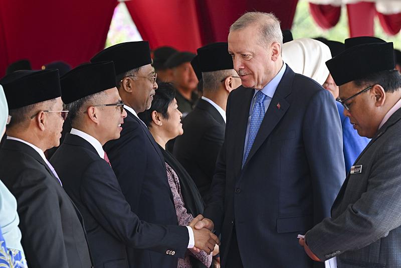 Başkan Erdoğan, resmi ziyarette bulunmak üzere gittiği Malezya'da, Başbakan Enver İbrahim tarafından Başbakanlık Ofisi'nde resmi törenle karşılandı (Fotoğraf: AA)