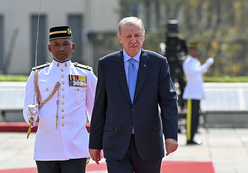 Başkan Erdoğan, resmi ziyarette bulunmak üzere gittiği Malezya'da, Başbakan Enver İbrahim tarafından Başbakanlık Ofisi'nde resmi törenle karşılandı (Fotoğraf: AA)