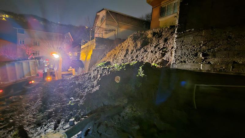 Beykoz'da çöken istinat duvarının arkasındaki bina mühürlendi. (AA)