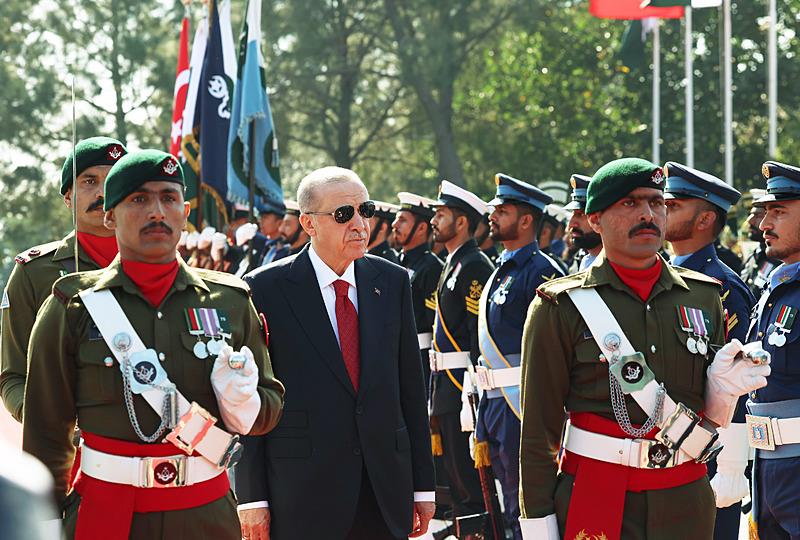 Başkan Erdoğan Pakistan'da resmi törenle karşılandı