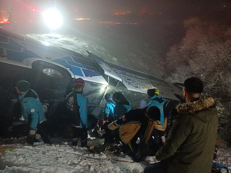 Bingöl'de yolcu otobüsü şarampole devrildi. (AA)