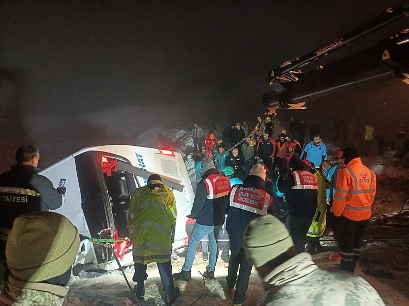 Bingöl'de yolcu otobüsü şarampole devrildi. (AA)