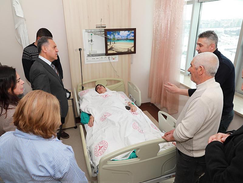 Bingöl Valisi Ahmet Hamd Usta, Genç ilçesinde yolcu otobüsünün şarampole devrildiği kazada yaralanan ve Bingöl Devlet Hastanesi'nde tedavileri süren 2 kişiyi ziyaret etti. (DHA)