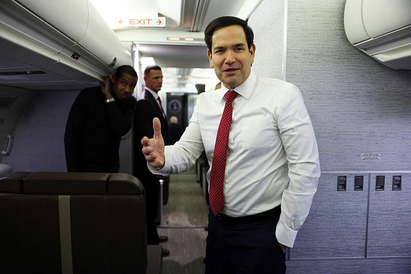 ABD Dışişleri Bakanı Marco Rubio, mekanik bir sorun nedeniyle uçağının Joint Base Andrews, Maryland, ABD'ye geri dönmek zorunda kalmasının ardından Münih Güvenlik Konferansı için kendisiyle birlikte seyahat eden basın mensuplarına konuşuyor, Reuters
