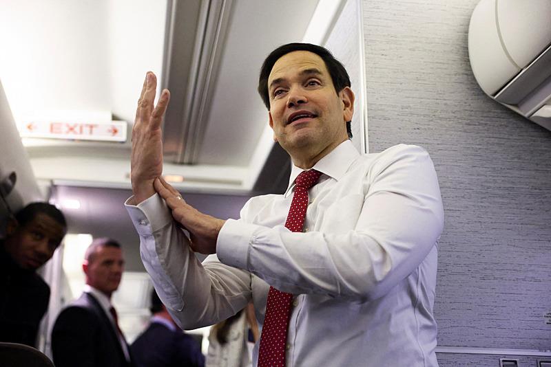 ABD Dışişleri Bakanı Marco Rubio, mekanik bir sorun nedeniyle uçağının Joint Base Andrews, Maryland, ABD'ye geri dönmek zorunda kalmasının ardından Münih Güvenlik Konferansı için kendisiyle birlikte seyahat eden basın mensuplarına konuşuyor, Reuters