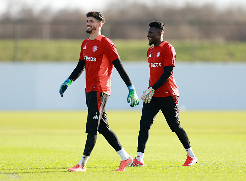 Altay Bayındır ve Andre Onana (REUTERS)