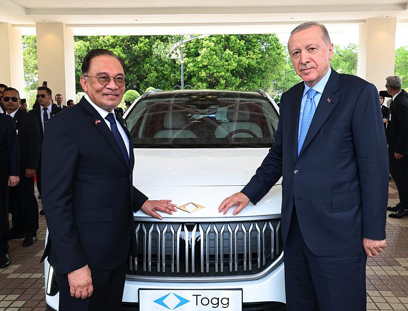 Başkan Erdoğan, Malezya Başbakanı Enver İbrahim'e Türkiye'nin yerli elektrikli otomobili Togg'u hediye etti (Fotoğraf: AA)