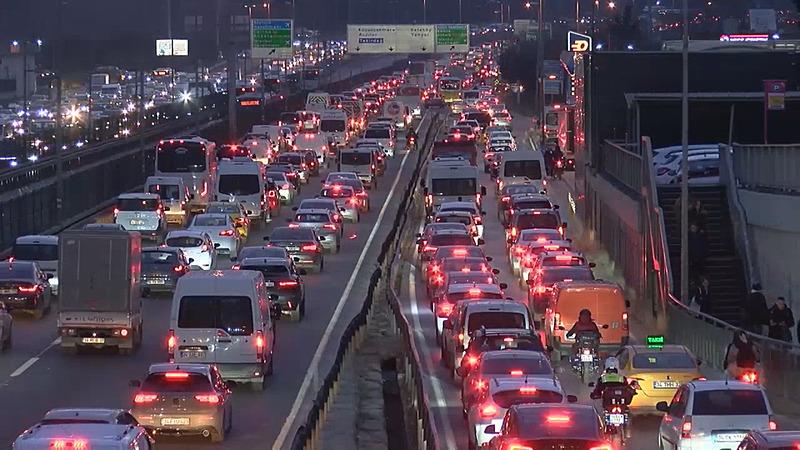 istanbullular-yine-yollarda-kaldi-trafik-yogunlugu-yuzde-83e-ulasti-1739551338735.jpeg İstanbul'da trafik yoğunluğu yüzde 83'e ulaştı. (DHA)
