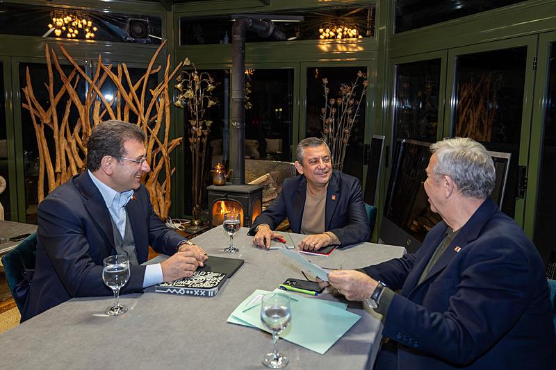 CHP Genel Başkanı Özgür Özel, ABB Başkanı Mansur Yavaş ve İBB Başkanı Ekrem İmamoğlu 3'lü zirvede buluştu (9 Şubat, Fotoğraf: AA)