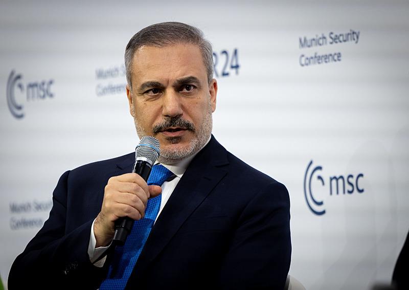 Dışişleri Bakanı Hakan Fidan (sol 2), 61. Münih Güvenlik Konferansı'nda ʺŞam İçin Yeni Bir Şafak: Suriye'nin Geçiş Sürecine Dair Olasılıklarʺ başlıklı panelde katılımcılara hitap etti.  (AA)