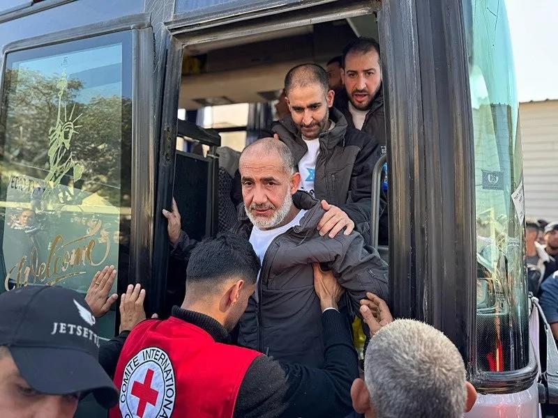 İsrail'den Filistinli esirlere tişört işkencesi: Davut yıldızı giydirdiler | Teslim edilen esirler hastaneye kaldırıldı.
