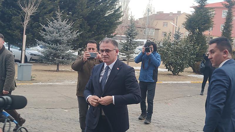 Belediye Başkan Vekili olarak atanan Van Valisi Ozan Balcı, belediye binasına giriş yaptı.  (DHA)