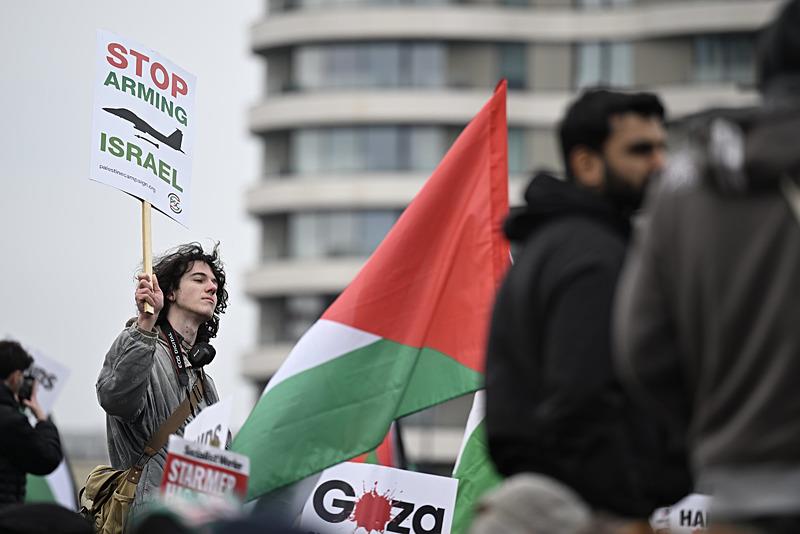 İngiltere'de on binlerce Filistin destekçisi, başkent Londra'da gösteri düzenledi. (AA)