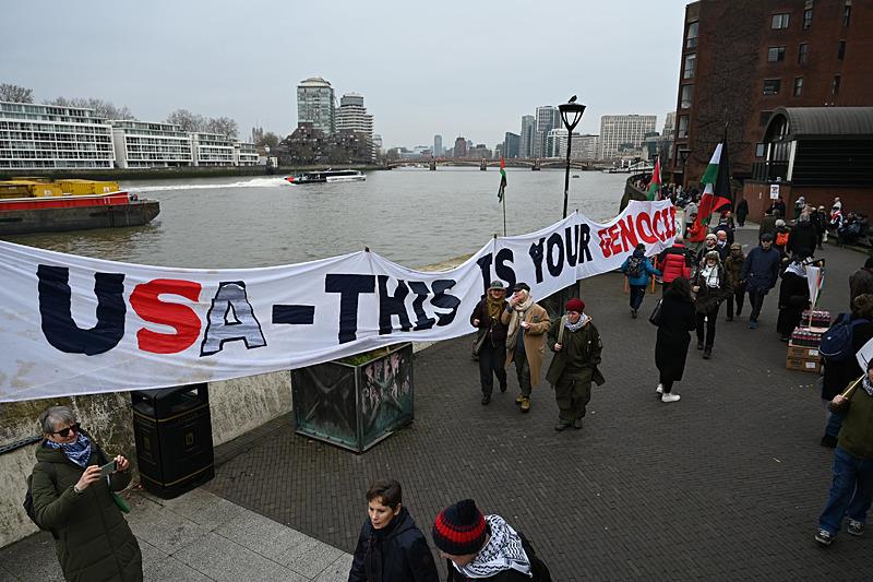 İngiltere'de on binlerce Filistin destekçisi, başkent Londra'da gösteri düzenledi. (AA)