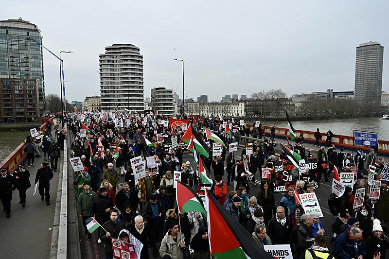 İngiltere'de on binlerce Filistin destekçisi, başkent Londra'da gösteri düzenledi. (AA)