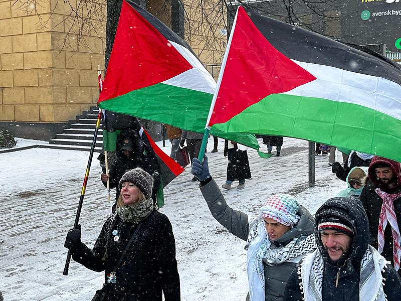İsveç'in başkenti Stockholm'de bir araya gelen yüzlerce gösterici, Filistin'e destek gösterisi düzenledi. Ellerinde Filistin bayrakları ve dövizler taşıyan göstericiler, ABD Başkanı Donald Trump'ın Filistinlileri zorla yerinden etme planını protesto etti. (AA)