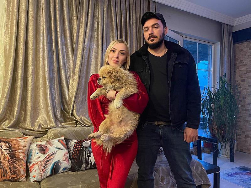 boyle-vicdansizlik-gorulmedi-ayaklarindan-bagladigi-kopegi-cop-konteynerine-atti-o-anlar-kamerada-1739725513799.jpeg Denizli'nin Çivril ilçesinde çöpe atılan ayakları bağlı köpeği bulan Çetin Orhan (sağda), ve eşi Ceren Orhan (solda) köpeği sahiplendi. (DHA)